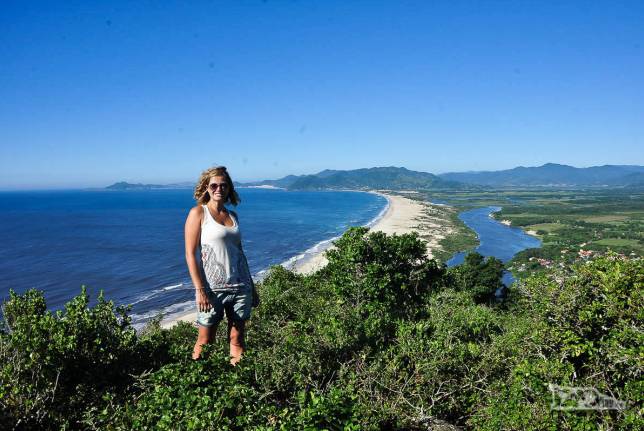 A Ana no alto do morro da Guarda, dia ensolarado na Guarda do Embaú, litoral sul de Santa Catarina